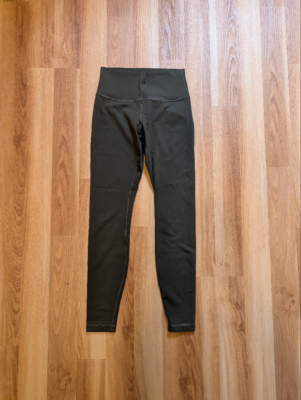 Lululemon Wunder Under High-Rise Tight 28" in Dark Olive - Size 6